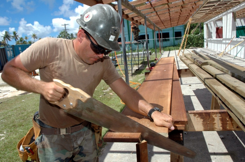 menuisier-ST CEZAIRE SUR SIAGNE-min_worker_construction_building_carpenter_male_job_build_helmet-893290